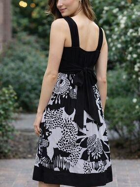 Saint Tropez West Size 4 Black & White Floral Tie-Back Midi Dress